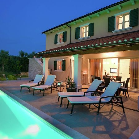 Luxurious Villa With Swimming Pool In Sveti Lovrec Selina Exteriör bild